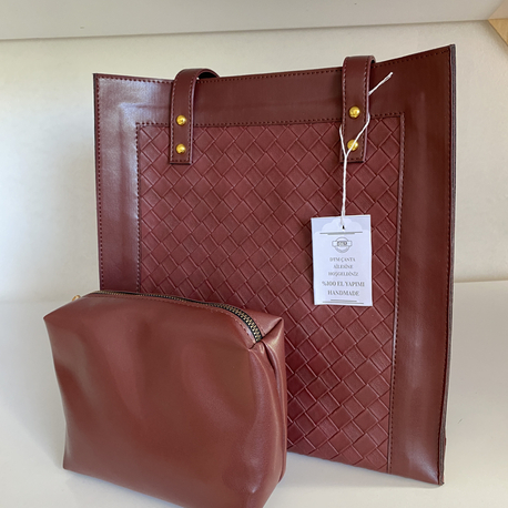 KOLLU ÇERÇEVE BOTTEGA DESENLİ BORDO YAVRULU ÇANTAMIZ