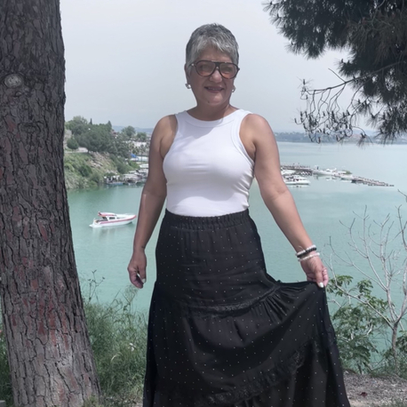 Siyah taşlı etek