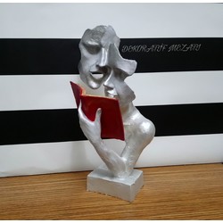 Kitap okuyan soyut heykeli