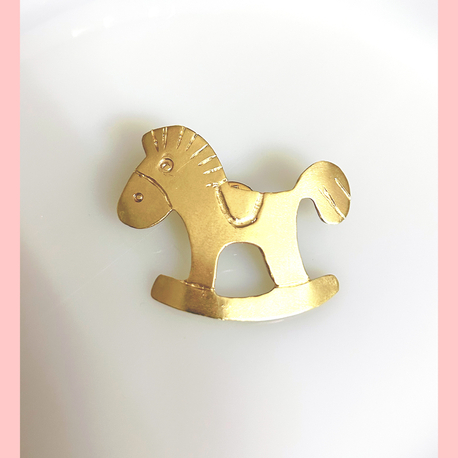 Rocking horse broş: Çocukluk masumiyeti