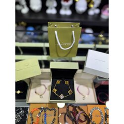 Van cleef kahve
