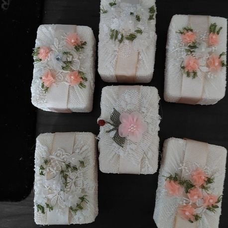 A10492892025 Özel Tasarım İşlemeli El Yapım Süs Sabun Büyük 9x5x3cm Rastgele 1 Adet