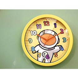 CLC-SA1104RF Gift Point Duvar Saat Astronot PVC 33x33x4cm Sarı Rengarenk Rakamlı 1 Adet