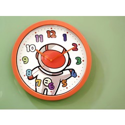 3CLC-SA1104RF Gift Point Duvar Saat Astronot PVC 33x33x4cm Kırmızı Rengarenk Rakamlı 1 Adet