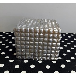 D3140743 Gümüş Kendinden Desenli Kare Gerçek Mum 10x8cm Dekoratif Hediyelik 1 Adet