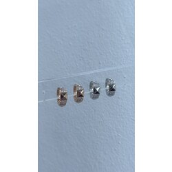 minimal taşlı kabartma kareli küpe /ÇELİK