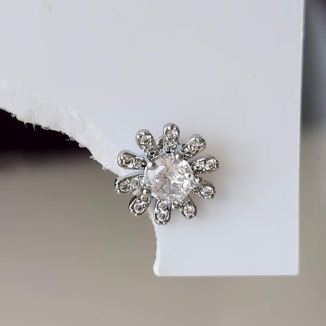 Çiçek Model Kıkırdak Piercing Tragus Helix Gümüş Renk Küpe  - 1572