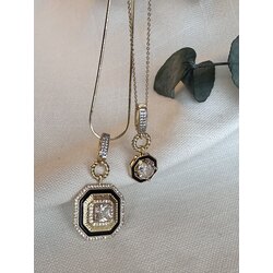 Siyah kaplamalı tektaş kare charm kolye.