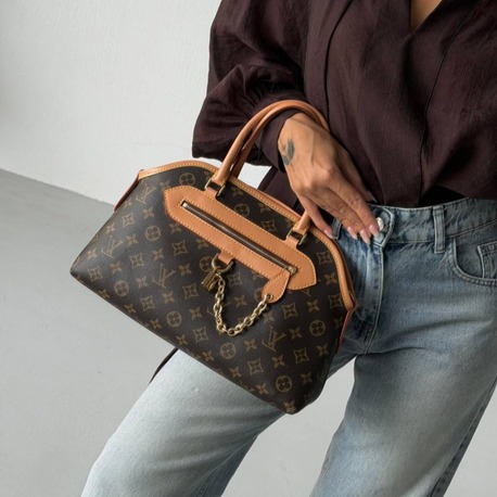 LOUIS VUITTON Deri İthal Çanta Paslanmaz Çelik malzeme kullanarak tasarlanmıştır