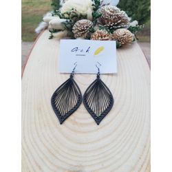SİYAH İP GÖRÜNÜM YAPRAK MODEL KÜPE