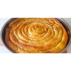El açması börek bir tepsi