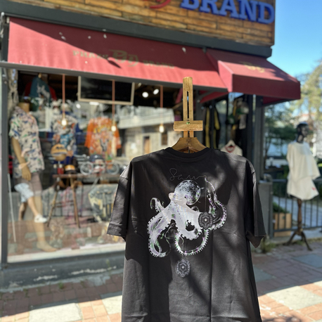 The “Octopus & Pendant” Noir T_shirt 
