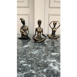 YOGA YAPAN ÜÇLÜ KIZZ