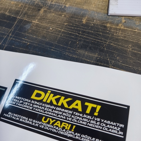 Dikkat sticker 