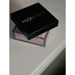 Huda Beauty Cherry Pudra