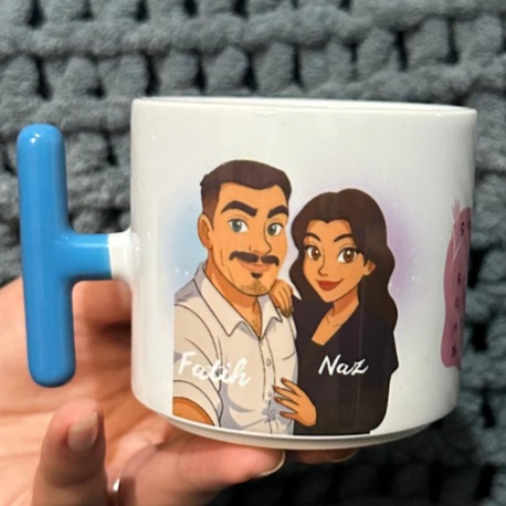 KARİKATÜR FOTOĞRAFLI KUPA BARDAK – KİŞİYE ÖZEL, EĞLENCELİ VE UNUTULMAZ! ☕️
