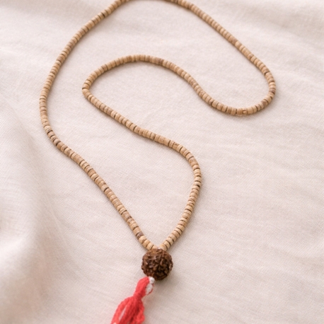 Rudrakshalı tulsi kolye