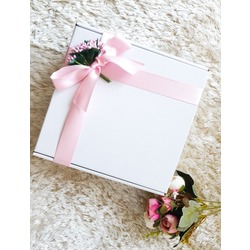 Beyaz Hediye Kutusu - Pembe Tasarım (25x25x8 cm)