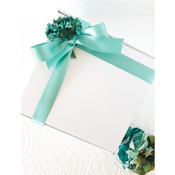 Beyaz Hediye Kutusu - Mint Tasarım (25x25x8 cm)