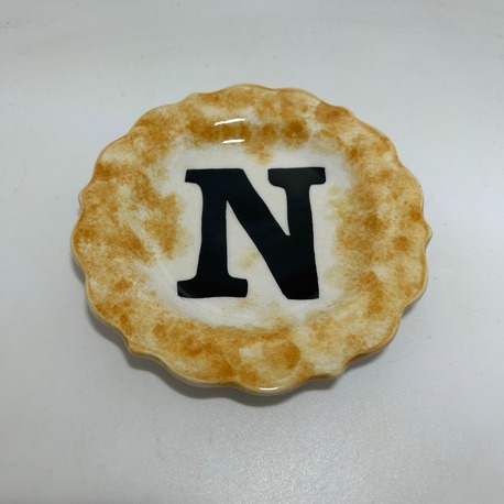 Çini, N harfli, kıvrımlı tabak