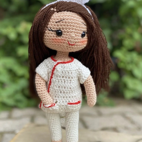 Amigurumi el yapımı hemşire bebek