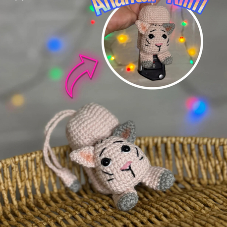 Amigurumi el yapımı anahtar kılıfı kedi figürlü