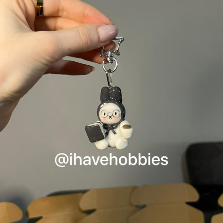 kitaplı ve kahveli miffy charm