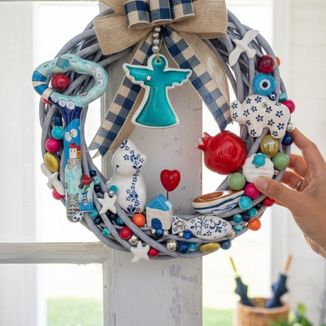 El Yapımı Çini Kapı Süsü – Doğal Ahşap Kapı Çelengi (30 cm)