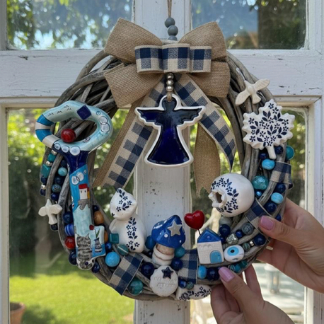 El Yapımı Çini Kapı Süsü – Doğal Ahşap Kapı Çelengi (30 cm)