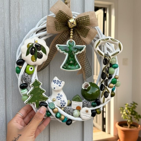 El Yapımı Çini Kapı Süsü – Doğal Ahşap Kapı Çelengi (30 cm)