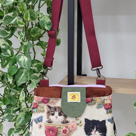Kedi çay fincanı içinde
