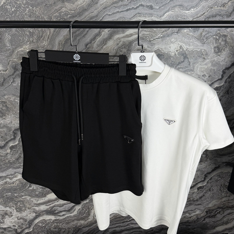 Prada Logo Detaylı Premium Şortlu Takım | Duble Scuba Kumaş, Metal Patch Logo & Bel Lastikli.