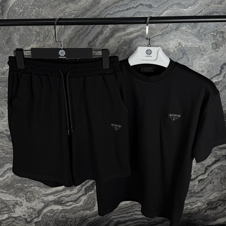 Prada Logo Detaylı Premium Şortlu Takım | Duble Scuba Kumaş, Metal Patch Logo & Bel Lastikli.
