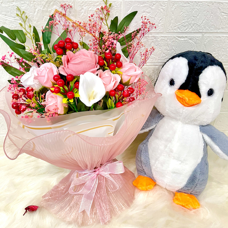 Lüx pembe güllü kokina buketi & sevimli pingu