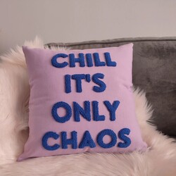 Chill It's Only Chaos Lila renkli yastık kılıfı (ÖN SİPARİŞ)
