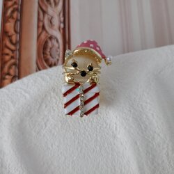 Lente Aksesuar Pembe Şapkalı Hediye Kutulu Kedi Broş-Yeni Yıl Kedisi Yaka İğnesi