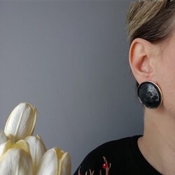 Lente Aksesuar Büyük Yuvarlak Mineli Küpe-Dalgalı Sedef Dokulu Çivili Model Renkli Küpe