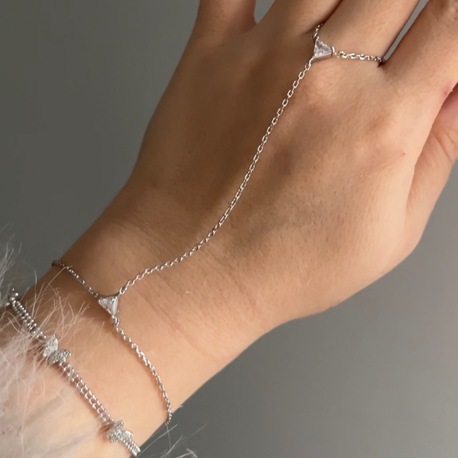 Üçgen Taş Detaylı Silver Şahmeran