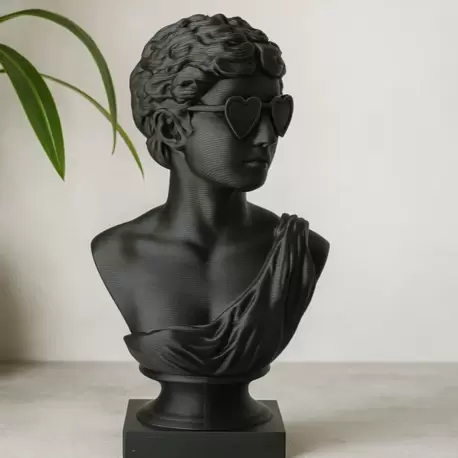 Kalp Desenli Gözlüklü Kadın 