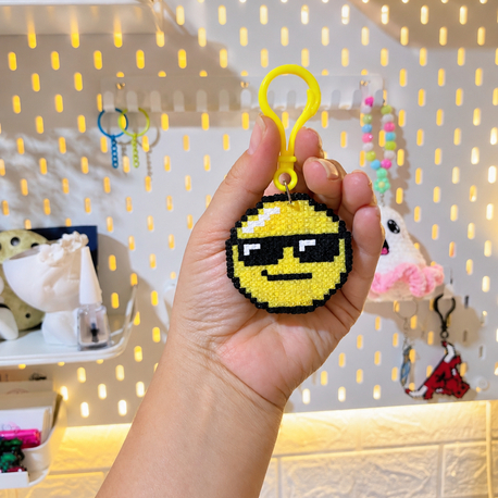 Havalı Emoji Hama Boncuk Anahtarlık – El Yapımı