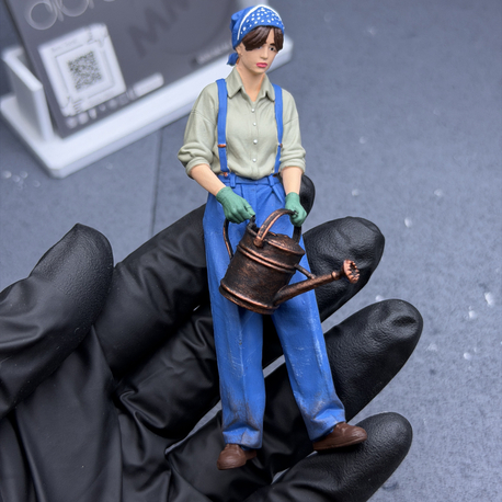 1/18 Ağaç Sulayan Kadın Figürü