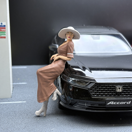 1/18 Araca Yaslanan Kadın Figürü