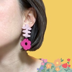 Pembe Çiçek Sallantılı Ahşap Küpe - Ters