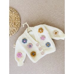 Pastel Tonlu Çiçek Detaylı El Örgüsü Bebek Hırkası