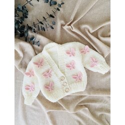 Pembe Kelebekli El Örgüsü Bebek Hırkası – Yumuşak Dokulu Premium Tasarım