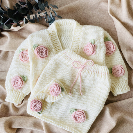 Pembe Güllü El Örgüsü Kız Bebek Seti – Hırka, Etek ve Bandana