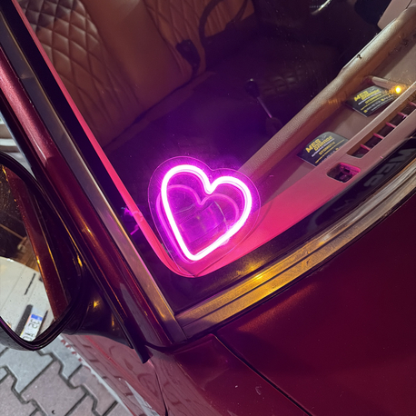 CAM ÖNÜ NEON IŞIKLI KALP