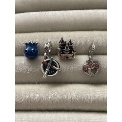 Mavi sallantılı charm