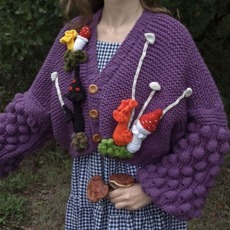 Mor Kalın El Örgüsü Kadın Hırka – Ahududu Kollu, Amigurumi Mantar & Yeşillik Aplikeli