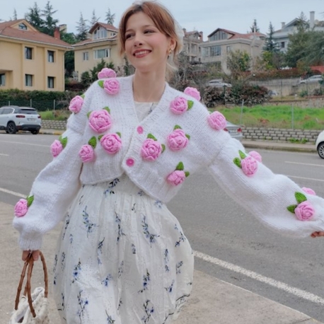 Ekru El Örgüsü Kalın Kadın Hırka – Büyük Pembe 3D Güllü, Yumuşak, Romantik & Feminen